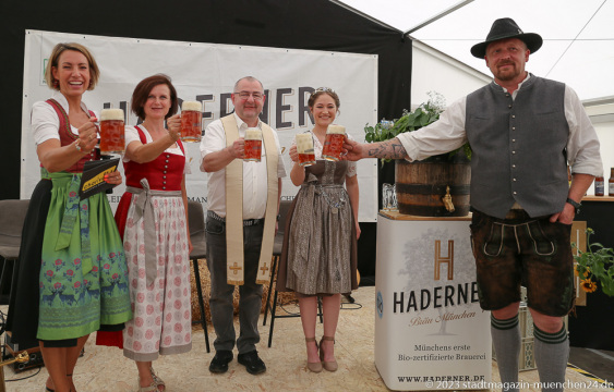 Marta Girg (2. von li.), Mona Sommer (2. von re.), Thomas Girg (re.), Eröffnung Haderner Bräu in München- Hadern 2023