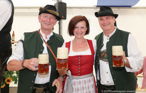 Norbert Schussmann (li.),  Martha Girg (Mitte), Eröffnung Haderner Bräu in München- Hadern 2023