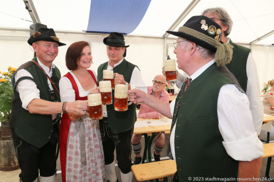Norbert Schussmann (li.),  Martha Girg (2. von li.)), Eröffnung Haderner Bräu in München- Hadern 2023