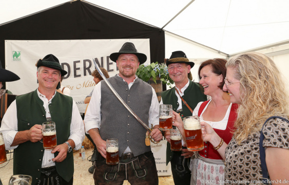 Thomas Girg, Norbert Schussmann, Marta Girg, Monika Schussmann ( 2. von li. nach re.), Eröffnung Haderner Bräu in München- Hadern 2023
